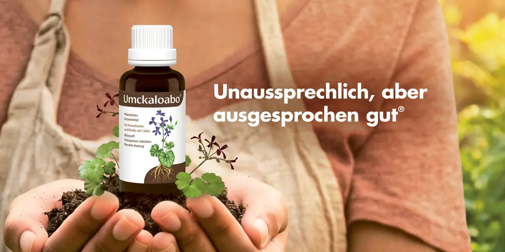 Hände halten eine Flasche Umckaloabo Tropfen