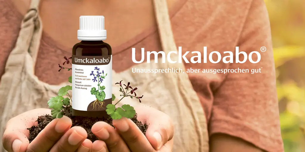 Hände halten eine Flasche Umckaloabo Tropfen