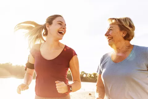 Zwei Frauen joggen 