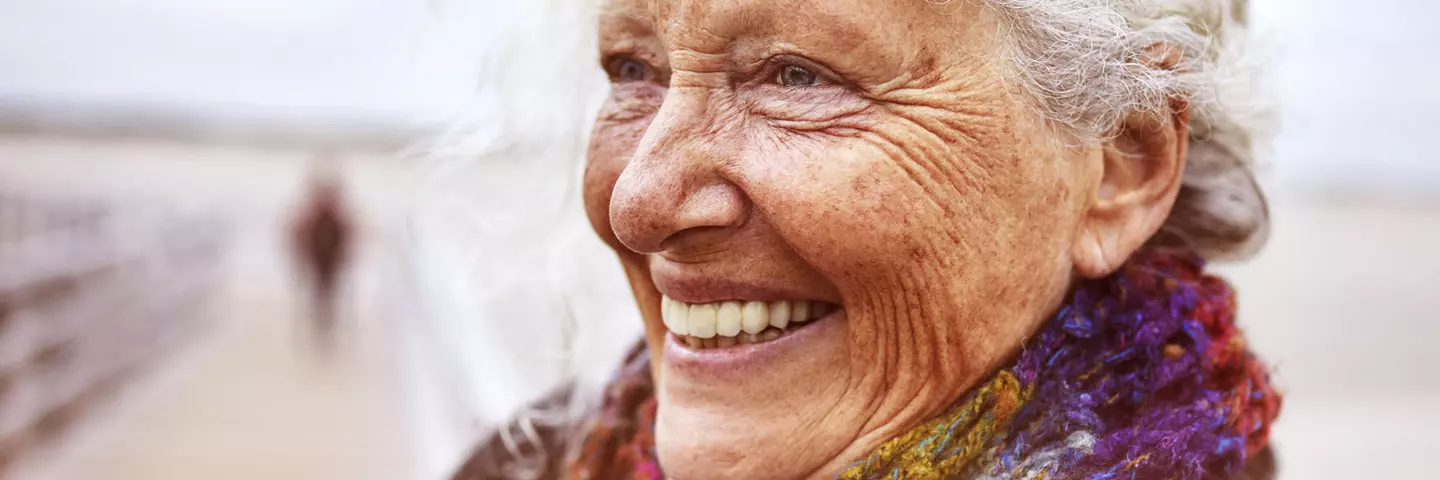 Ältere Dame in der Natur