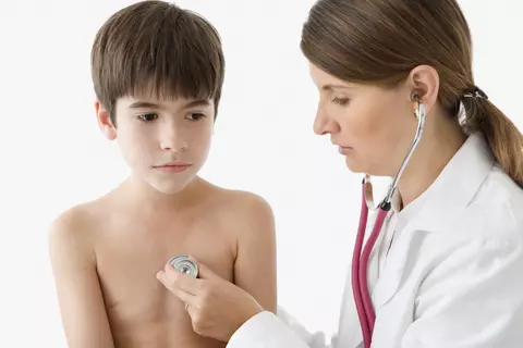 Kind wird von einer Ärztin an den Bronchien abgehört