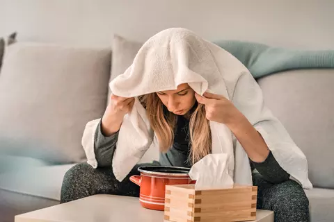 Frau inhaliert über einem Topf