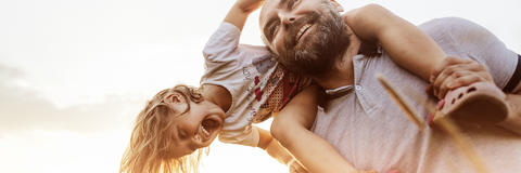 Mann mit Kind auf den Schultern