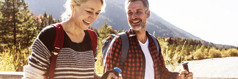 Mann und Frau gehen wandern