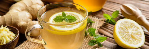 Ein Glas mit Tee und Zitrone