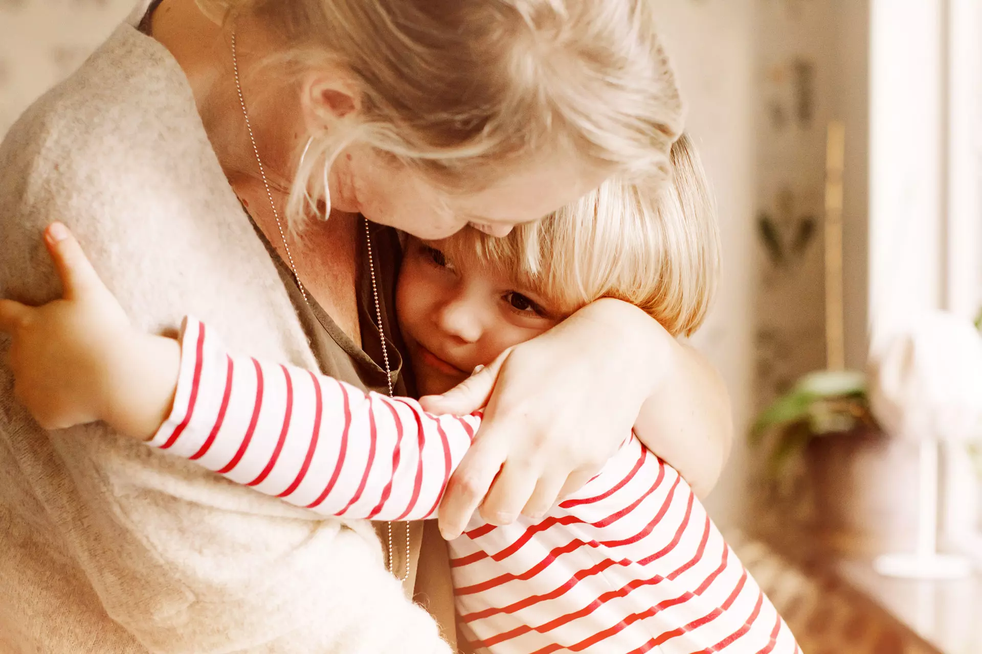 Mutter mit Kind im Arm