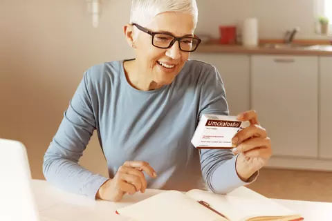 Frau nimmt Umckaloabo Tabletten