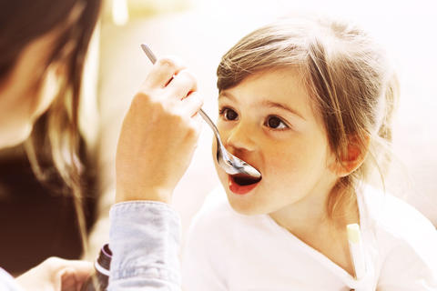 Kind nimmt Umckaloabo Saft für Kinder ein