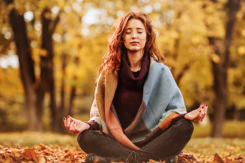 Frau macht Yoga in der Natur